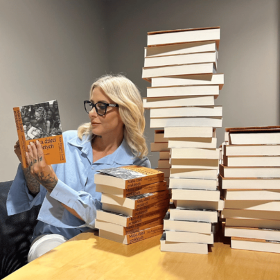 Anja Loven signing her book in Poland